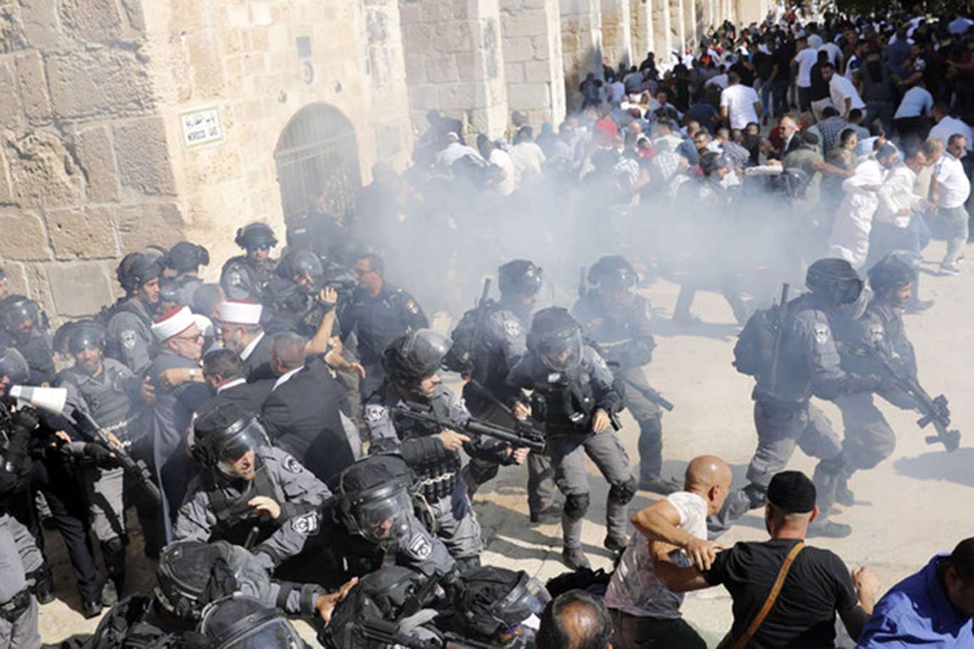 More than 300 injured as Zionist forces attack Palestinian worshipers at Al Aqsa Mosque